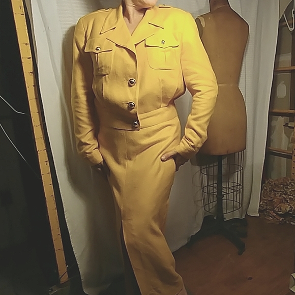 SHOULDER PADS- did Joan Crawford wear this? Not in this color - Picture 8 of 11